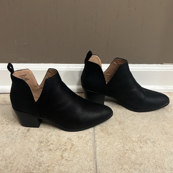 Journey Collection Ankle Boots in Black - Picture 2 of 7